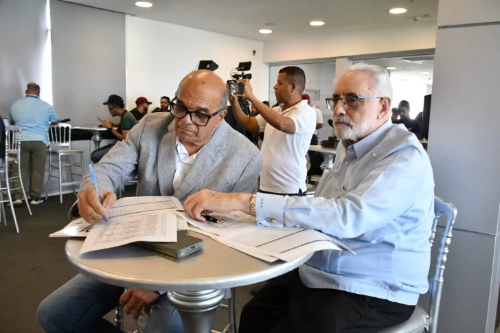 Vitelio-Mejia-y-Jorge-Torres-en-draft-de-Lidom-1-728x485