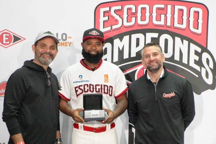 Yamaico-Navarro-recibe-el-anillo-de-Jose-Miguel-Bonetti-y-Eduardo-Najri-728x485