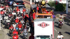 Con caravana triunfal, escogidistas celebran corona 18 en las calles