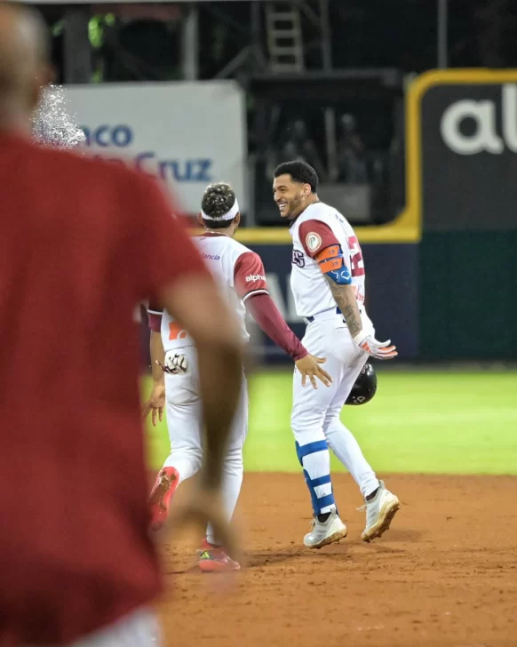 Gigantes ganan 2-1 y extienden la racha de Toros a tres derrotas en la semifinal round robin Gigantes ganan 2-1 y extienden la racha de Toros a tres derrotas en la semifinal round robin
