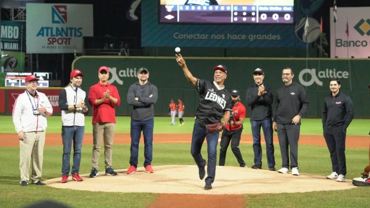 Leones rinden homenaje a Moisés Alou Leones rinden homenaje a Moisés Alou