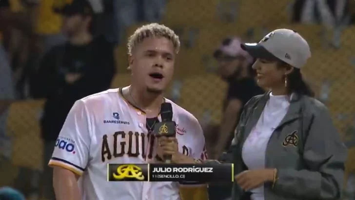 Julio Rodríguez responde en el momento grande Julio Rodríguez responde en el momento grande