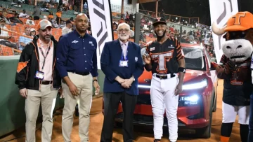 Bryan de la Cruz recibe yipeta JAC JS6 por premio al Jugador Más Valioso Bryan de la Cruz recibe yipeta JAC JS6 por premio al Jugador Más Valioso