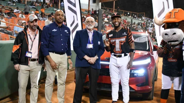 Bryan de la Cruz recibe yipeta JAC JS6 por premio al Jugador Más Valioso Bryan de la Cruz recibe yipeta JAC JS6 por premio al Jugador Más Valioso