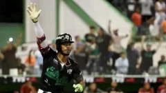 Firman a Raimel Tapia por 2 años