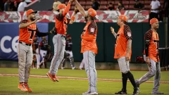 Toros se apoyan en pitcheo y bateo oportuno; siguen a uno del primero