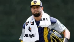 Gary Sánchez firma contrato con los Cerveceros