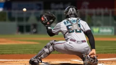 Ramírez trabaja su defensa detrás del plato