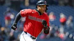 Brito deslumbra en su debut con doble y sólida defensa 