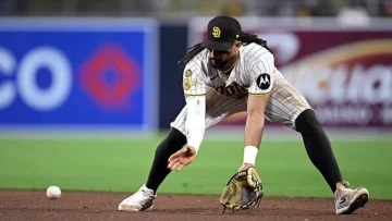 Tatis Jr. brilla en su primera apertura en segunda base con los Padres Tatis Jr. brilla en su primera apertura en segunda base con los Padres