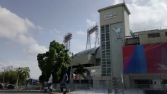 César Valdez  vs Jorhan Laboy en el debut del béisbol de Santo Domingo 2026