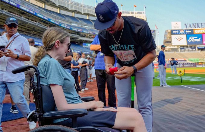 J-Rod regala a Sarah Langs su pulsera J-Rod regala a Sarah Langs su pulsera