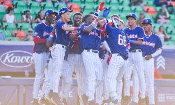 Dominicana apalea a Cuba 14-4 y abre con fuerza el Mundial Dominicana apalea a Cuba 14-4 y abre con fuerza el Mundial