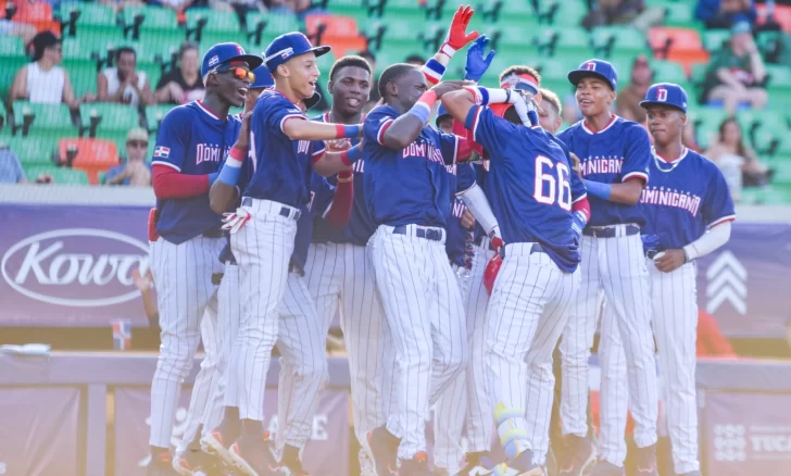 Dominicana apalea a Cuba 14-4 y abre con fuerza el Mundial Dominicana apalea a Cuba 14-4 y abre con fuerza el Mundial