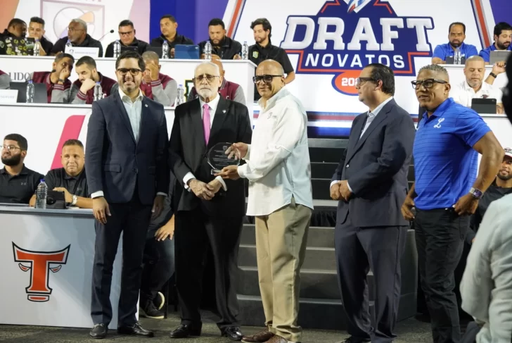 LIDOM reconoce a Torres y Mateo por su trayectoria en el Draft de Novatos LIDOM reconoce a Torres y Mateo por su trayectoria en el Draft de Novatos