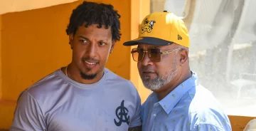 Raúl Mondesí celebra el regreso de su hijo Adalberto con las Águilas Raúl Mondesí celebra el regreso de su hijo Adalberto con las Águilas