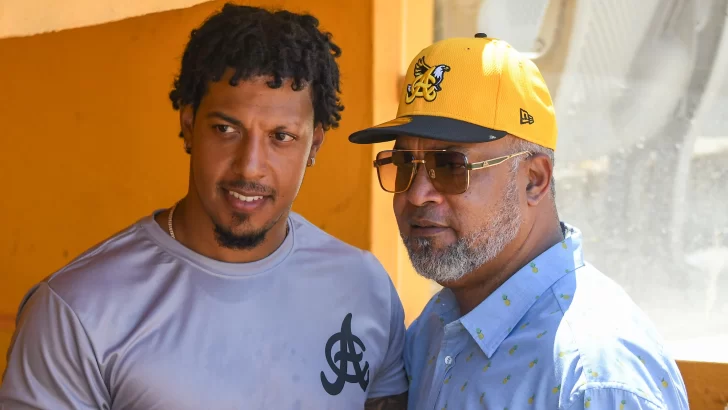 Raúl Mondesí celebra el regreso de su hijo Adalberto con las Águilas Raúl Mondesí celebra el regreso de su hijo Adalberto con las Águilas