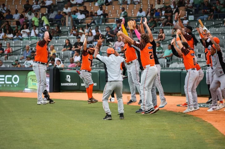 Toros castigan a las Estrellas con dos jonrones y empatan para un triunfo 6-4 Toros castigan a las Estrellas con dos jonrones y empatan para un triunfo 6-4