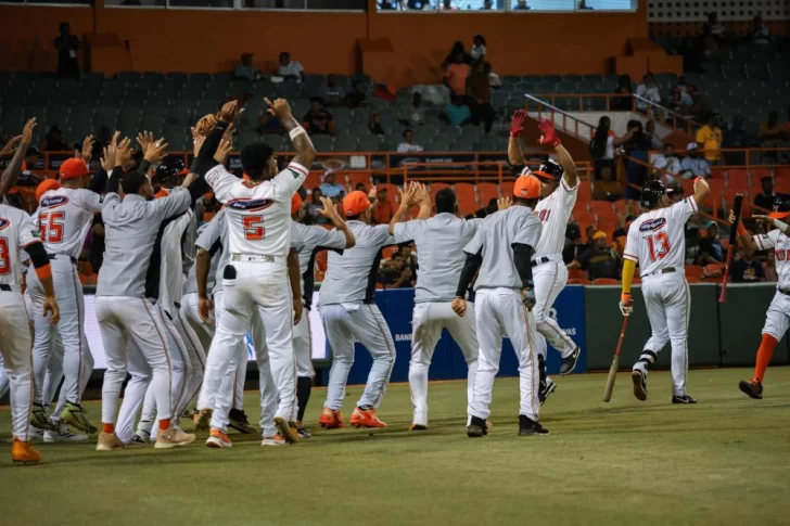 Toros remontan ante las Águilas apoyados en tres cuadrangulares